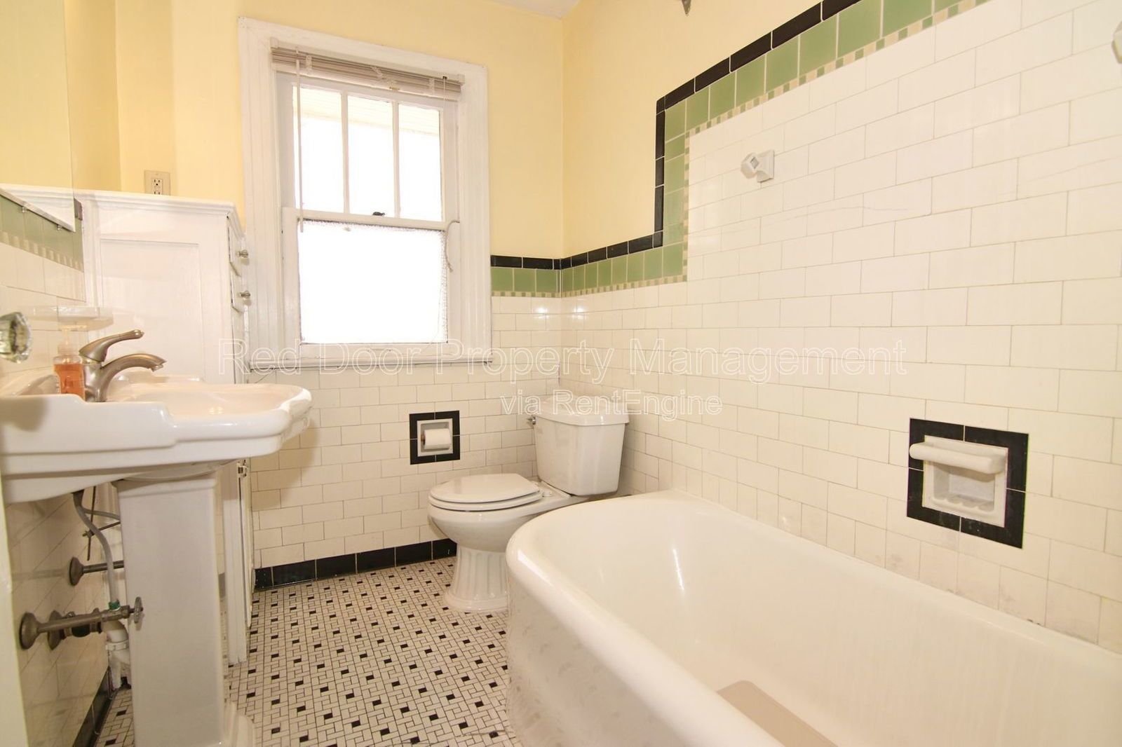 Coming Soon! Spacious 3-Bed Duplex with Updated Kitchen & Hardwood Floors! property image