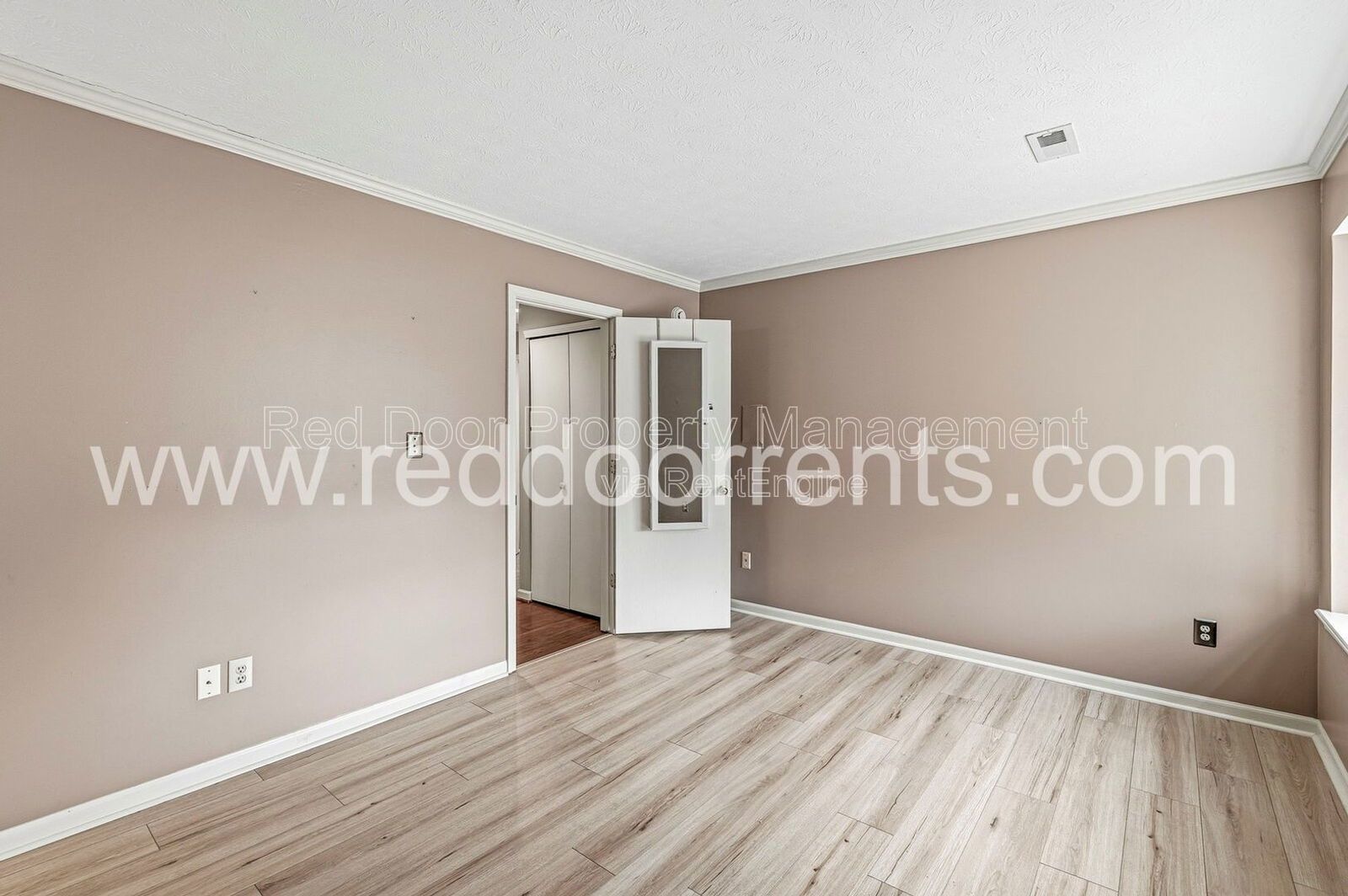 Stylish Waterfront Living Near Keystone at the Crossing property image