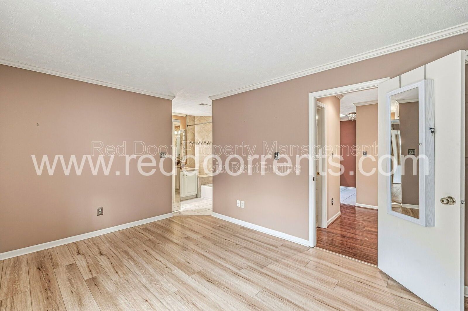 Stylish Waterfront Living Near Keystone at the Crossing property image