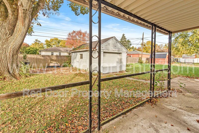 Charming 3-Bed Home with Separate Carriage Units in Indianapolis property image