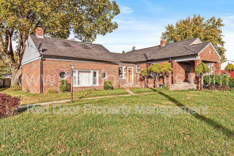 Charming 3-Bed Home with Separate Carriage Units in Indianapolis property image